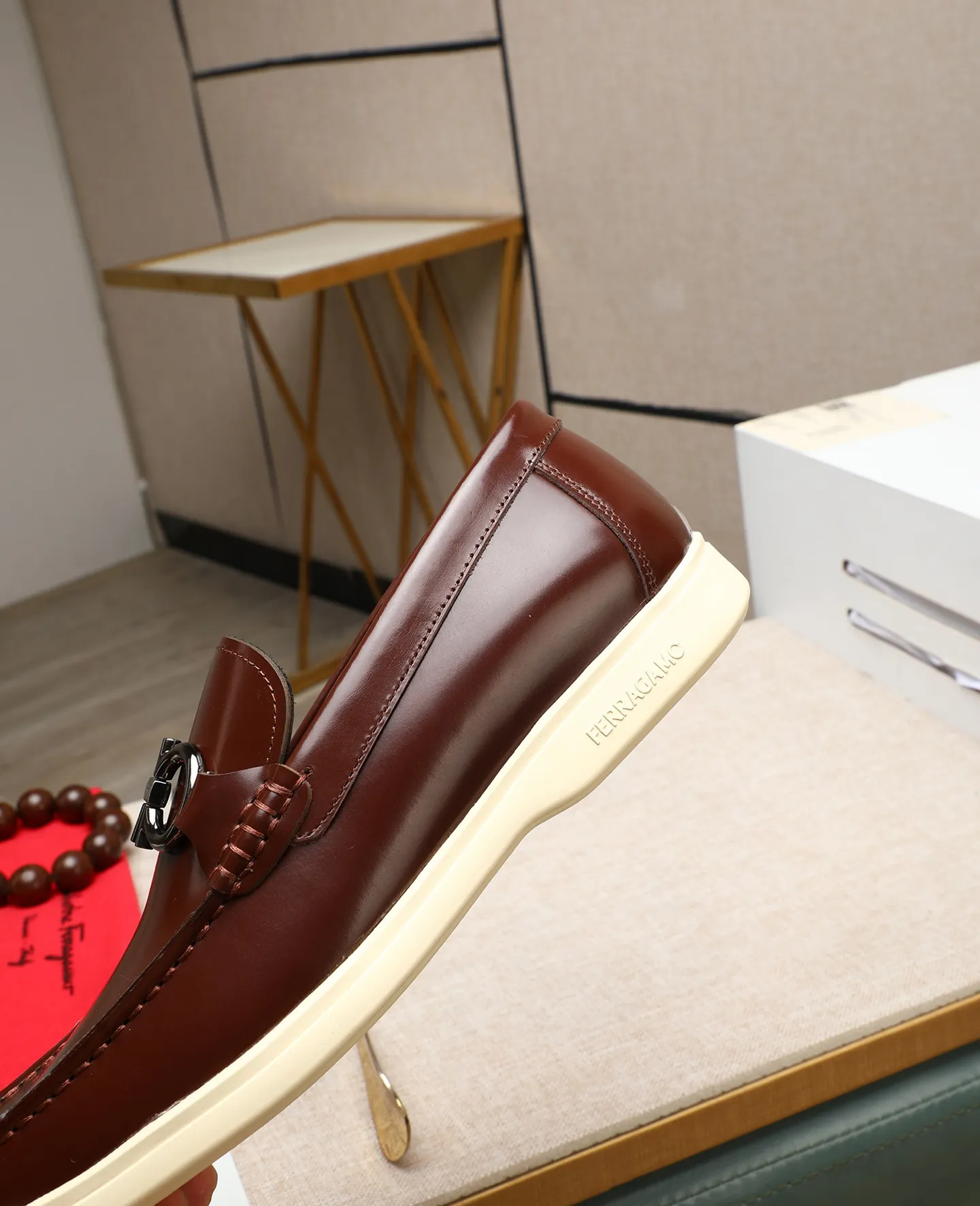 Men's shoes 💰580 📛📛(water-dyed cow lining) Salvatore Ferragamo high-end (Salvatore Ferragamo) is the top international luxury footwear brand. It comes from the fashion kingdom of Italy. It is famous all over the world for its traditional handmade design and novel styles... 🚶🏻🚶🏻New suit shoes are available simultaneously at the counter. This style is purely handmade. The fabric is imported Italian calfskin➕Soft water-dyed cowhide lining. Original authentic outsole🌀🌀Size: 38➖44 (45 46 customized)